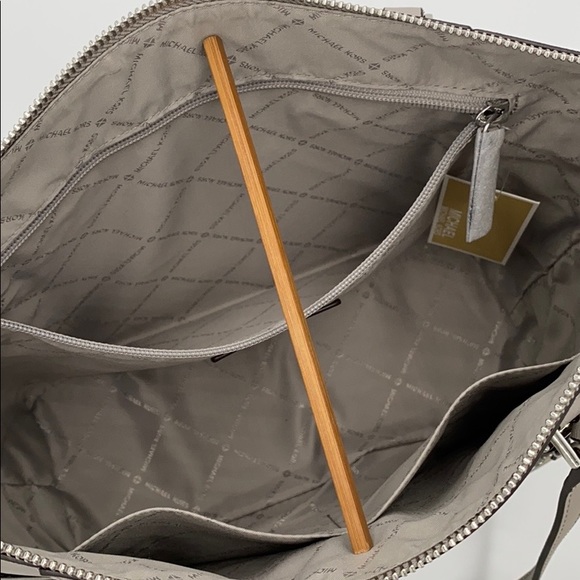 MICHAEL KORS CHARLOTTE LARGE TZ TOTE PEARL GREY - Picture 9 of 16